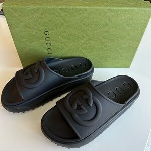Gucci women’s platform slide with interlocking G